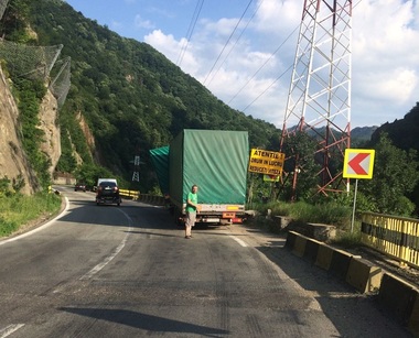 Un mort şi trei răniţi într-un accident pe DN 7, în judeţul Vâlcea. Traficul pe Valea Oltului este blocat