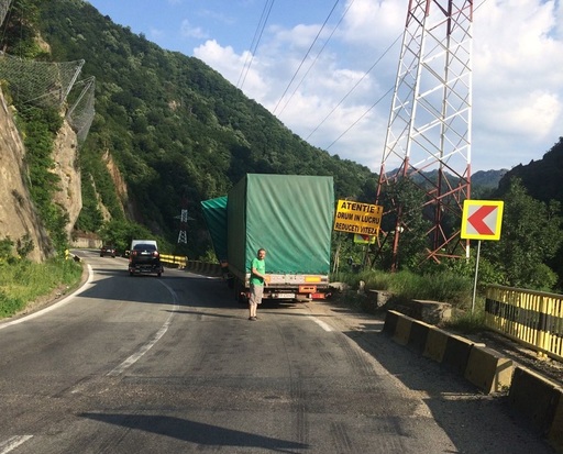 Un mort şi trei răniţi într-un accident pe DN 7, în judeţul Vâlcea. Traficul pe Valea Oltului este blocat