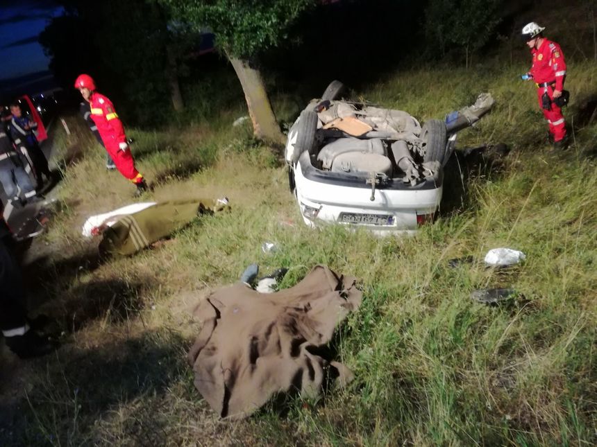 Arad: Trei morţi şi doi răniţi grav, după ce o maşină a intrat într-un copac pe DN 79