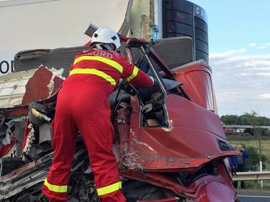 Timiş: Coliziune între un autoturism, un TIR şi o maşină de gunoi, pe DN 6. Trei bărbaţi au fost răniţi
