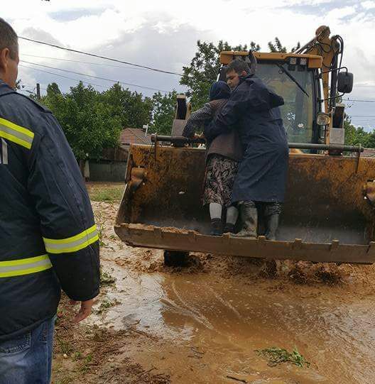 Teleorman: Patru persoane, evacuate de pompieri din calea viiturilor şi duse la rude după ce casa le-a fost inundată