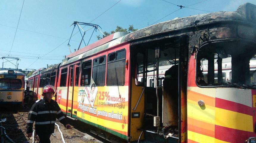 Un tramvai a ars complet în depoul din Arad, în urma unui scurtcircuit produs când a fost cuplat la reţea - FOTO