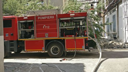 Incendiul de la Tulcea, stins după aproape două ore. Patru persoane au ajuns la spital cu arsuri 