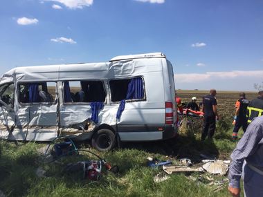 UPDATE - Accident grav în Teleorman. O persoană a murit şi alte 13, între care trei copii şi o femeie însărcinată, au fost rănite. Opt victime au fost aduse la spitale din Capitală - FOTO, VIDEO