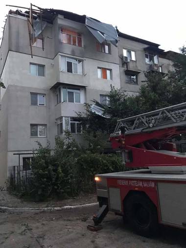 Străzi şi gospodării inundate, copaci doborâţi şi acoperiş luat de vânt de pe un bloc, în urma unei furtuni în Bârlad