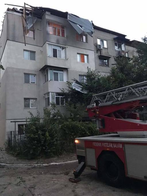Străzi şi gospodării inundate, copaci doborâţi şi acoperiş luat de vânt de pe un bloc, în urma unei furtuni în Bârlad