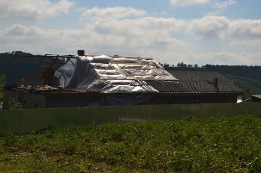 Neamţ: Acoperişuri smulse, unele cu tot cu zidărie, hectare întregi de pădure distruse şi localităţi fără curent, în urma unei tornade