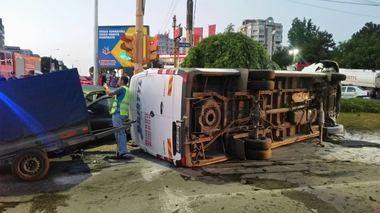 UPDATE - Constanţa: 14 persoane, la spital în urma unui accident rutier în care au fost implicate un autoturism şi un microbuz plin cu pasageri. VIDEO
