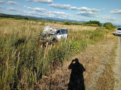 Timiş: Doi tineri, grav răniţi după ce maşina în care se aflau a acroşat un autoturism şi s-a răsturnat