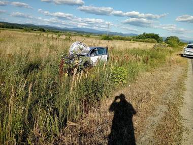 Timiş: Doi tineri, grav răniţi după ce maşina în care se aflau a acroşat un autoturism şi s-a răsturnat