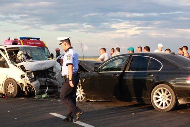 UPDATE - Opt persoane au fost rănite în urma unui accident rutier produs pe DN2. FOTO