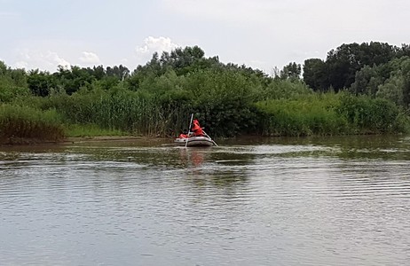 Un bărbat înecat în râul Argeş şi un copil dispărut în apropierea unei ape în judeţul Girugiu, căutaţi de către echipaje ISU