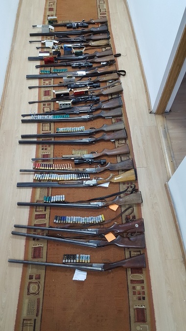 Unsprezece persoane, cercetate după ce au participat la vânătoarea ilegală a unui urs; poliţiştii au ridicat 22 de arme de vânătoare