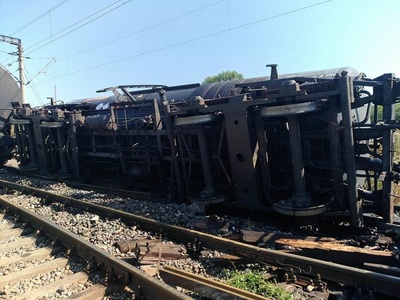 UPDATE - Două vagoane de marfă au deraiat în staţia CF Ţăndărei. Traficul feroviar a fost reluat în cursul serii pe ambele fire, după ce, în jurul orei 15.30, fusese redeschis pe un fir - FOTO