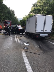 Trafic pe o singură bandă pe DN 7, între Călimăneşti şi Brezoi, după ce carosabilul a fost acoperit de motorină de la un vehicul care a lovit parapetul