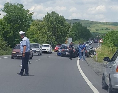 Sibiu: Capota unei maşini s-a deschis în mers pe DN 14, autoturismul intrând pe contrasens unde a lovit alte trei autovehicule