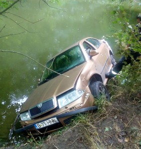 Autoturism abandonat, găsit în apa râului Neajlov, în judeţul Giurgiu