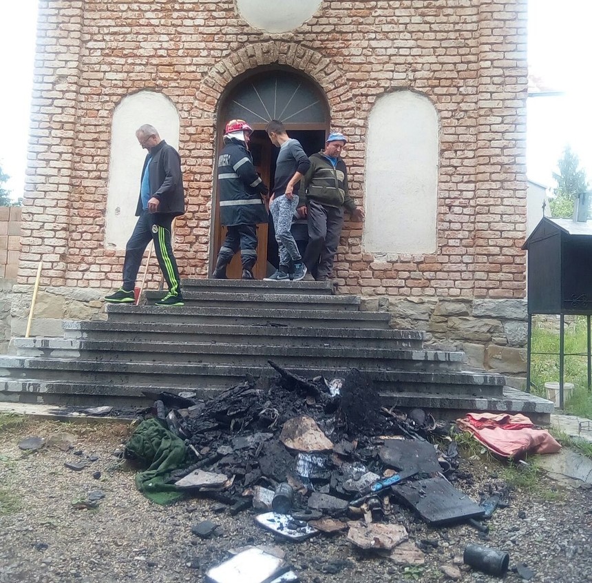 Incendiu izbucnit într-o biserică din Prahova. Pictura lăcaşului de cult, afectată de fum