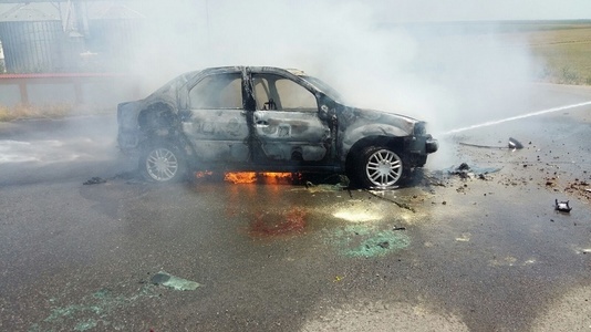 Maşină cuprinsă de flăcări pe drumul care leagă vama Cenad de Timişoara. Incendiul ar fi izbucnit de la o improvizaţie de cabluri
