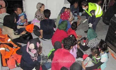 55 de persoane, dintre care 17 femei şi 21 de copii, salvate din Marea Egee de poliţiştii de frontieră români, aflaţi în misiune Frontex 