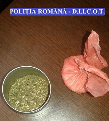 Vaslui: Percheziţii la persoane bănuite de trafic de droguri. Poliţiştii au ridicat 84 de doze cu substanţe psihoactive de la un tânăr de 18 ani