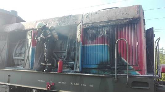 UPDATE - Timiş: O locomotivă care tracta şapte cisterne cu butan a luat foc în mers, existând pericol de explozie