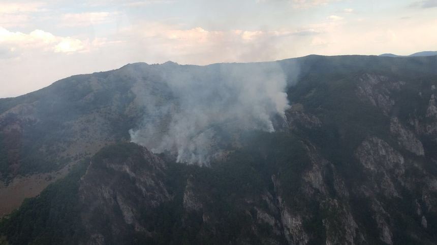 Peste 80 de pompieri, jandarmi, pădurari şi voluntari au reluat operaţiunile de stingere a incendiului din Parcul Naţional Domogled