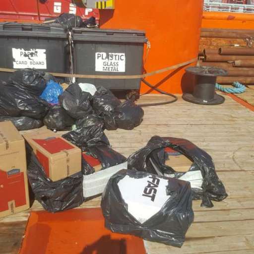 Constanţa: Poliţiştii de frontieră au descoperit ţigări de contrabandă ascunse în tomberoanele unei nave norvegiene - FOTO, VIDEO