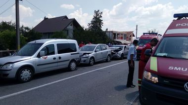 Cinci răniţi, între care doi copii, într-un accident în lanţ produs în judeţul Argeş