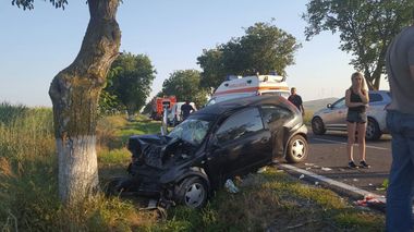 Tulcea: Trei persoane au fost rănite după ce au intrat cu maşina într-un copac; una dintre victime, preluată de elicopter - FOTO
