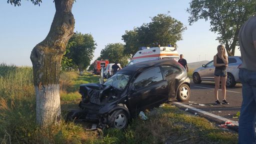 Tulcea: Trei persoane au fost rănite după ce au intrat cu maşina într-un copac; una dintre victime, preluată de elicopter - FOTO
