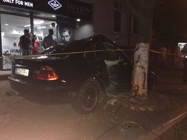 Buzău: Doi pietoni, loviţi de o maşină condusă de o tânără care a pierdut controlul volanului; şoferiţa şi un pasager, de asemenea, răniţi