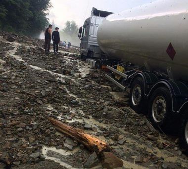 UPDATE Traficul pe DN 1 A a fost reluat în condiţii normale, după cinci ore şi jumătate de când a fost blocat de aluviuni - FOTO/ VIDEO
