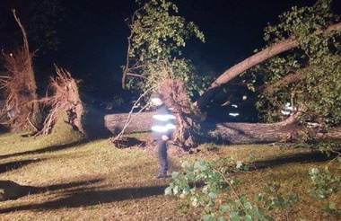 UPDATE Şapte dintre victimele furtunii din Bihor au rămas internate în două spitale din Oradea, între care una în stare foarte gravă. O persoană a murit. FOTO