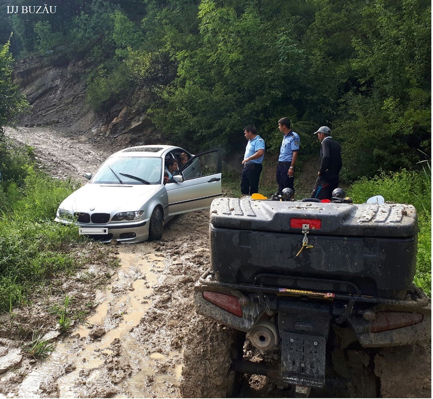 Jandarmii au salvat o familie cu un copil de cinci luni care rămăsese blocată cu maşina în noroi, în Munţii Buzăului