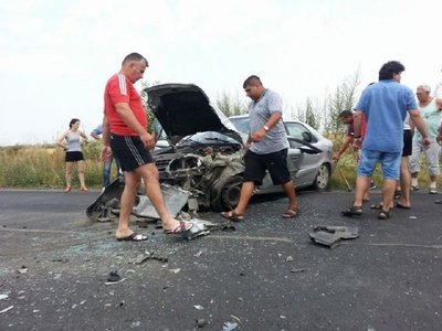 Două persoane rănite, în urma unui accident rutier petrecut în Timiş din cauza unei depăşiri. Trei maşini, implicate în accident