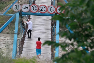 O comună din judeţul Buzău a fost afectată de o viitură formată din cauza unei ploi torenţiale; poduri şi anexe gospodăreşti, distruse - VIDEO