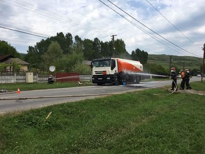 O cisternă încărcată cu aproape zece tone de benzină şi peste o tonă de motorină a luat foc în judeţul Prahova - VIDEO