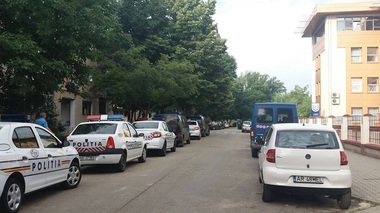 Anchetatorii ridică documente şi sisteme informatice de la universităţile din Arad unde au loc percheziţii în dosarul ”Diplome de licenţă fără studii”