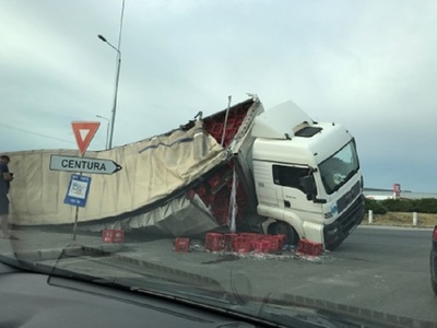 TIR cu băuturi răcoritoare, răsturnat într-un sens giratoriu de la ieşirea din Timişoara spre Arad