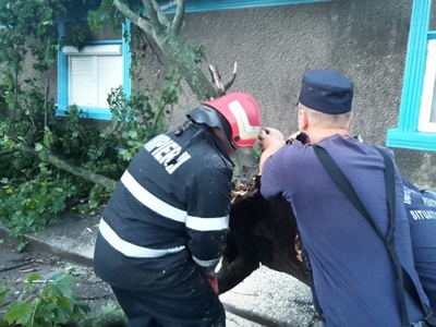 Galaţi: 22 de răniţi, 30 de maşini avariate şi locuinţe din opt localităţi fără curent electric în urma furtunii de marţi, arată un nou bilanţ al ISU