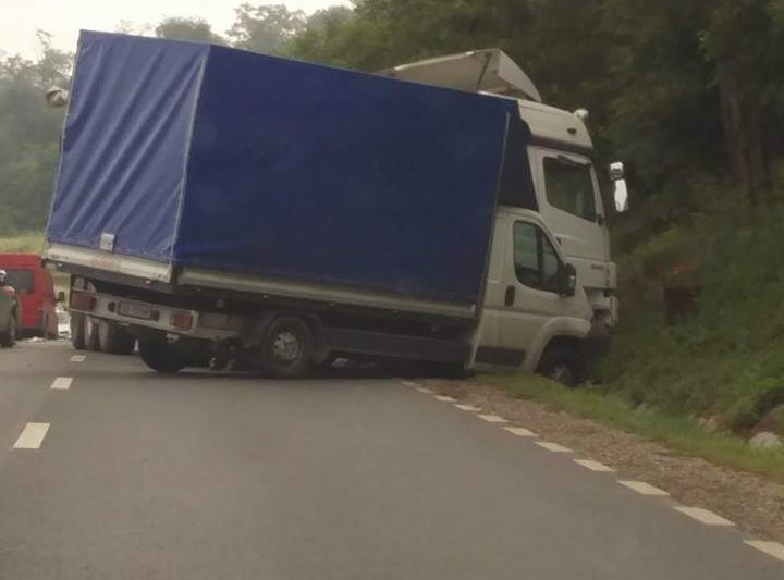 O persoană rănită după ce un TIR, o furgonetă şi un autoturism s-au ciocnit pe DN 14, în judeţul Sibiu