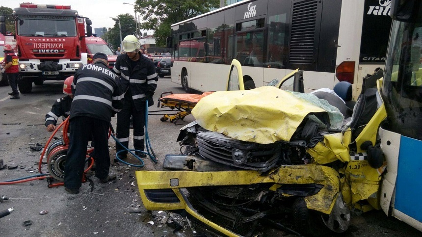 UPDATE - Accident pe Splaiul Independenţei, în zona Sema Parc: Doi morţi şi doi răniţi după ce un taxi s-a ciocnit cu un alt autovehicul. FOTO, VIDEO