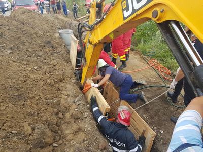 Prahova: Bărbatul prins sub un mal de pământ în timp ce lucra la o canalizare, recuperat de pompieri şi transportat la spital - FOTO/ VIDEO
