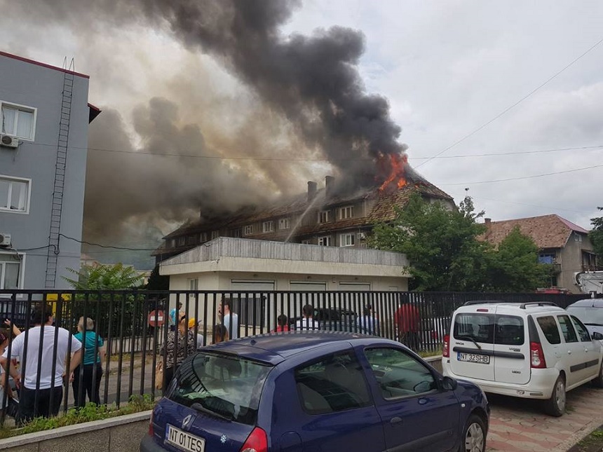 Incendiu puternic la mansarda unui bloc din Piatra Neamţ, pompierii intervenind cu 11 autospeciale. Locatarii aflaţi în locuinţe au fost evacuaţi FOTO
