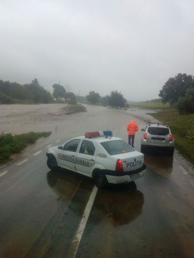 Tulcea: Dubă luată de viitură la intersecţia DN 22 cu un drum judeţean, unde şoseaua este inundată - VIDEO