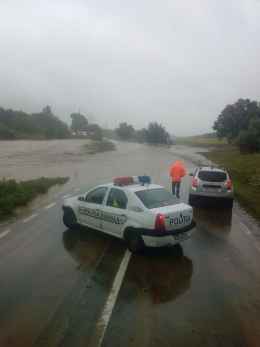 Tulcea: Dubă luată de viitură la intersecţia DN 22 cu un drum judeţean, unde şoseaua este inundată - VIDEO
