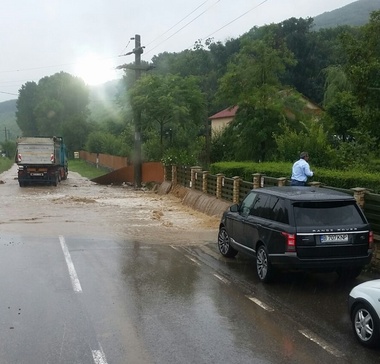 Tulcea: Două persoane aflate într-o autoutilitară, surprinse de viitură, au fost salvate de pompieri - FOTO
