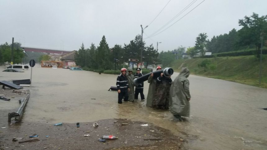 Inundaţii în Tulcea, Constanţa, Galaţi: Străzi şi drumuri inundate, maşini luate de viitură, intersecţii blocate
