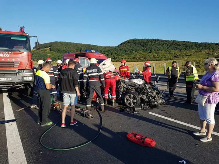 Doi bărbaţi şi o fată de 14 ani au fost răniţi într-un accident pe autostrada Sibiu – Orăştie, traficul fiind restricţionat